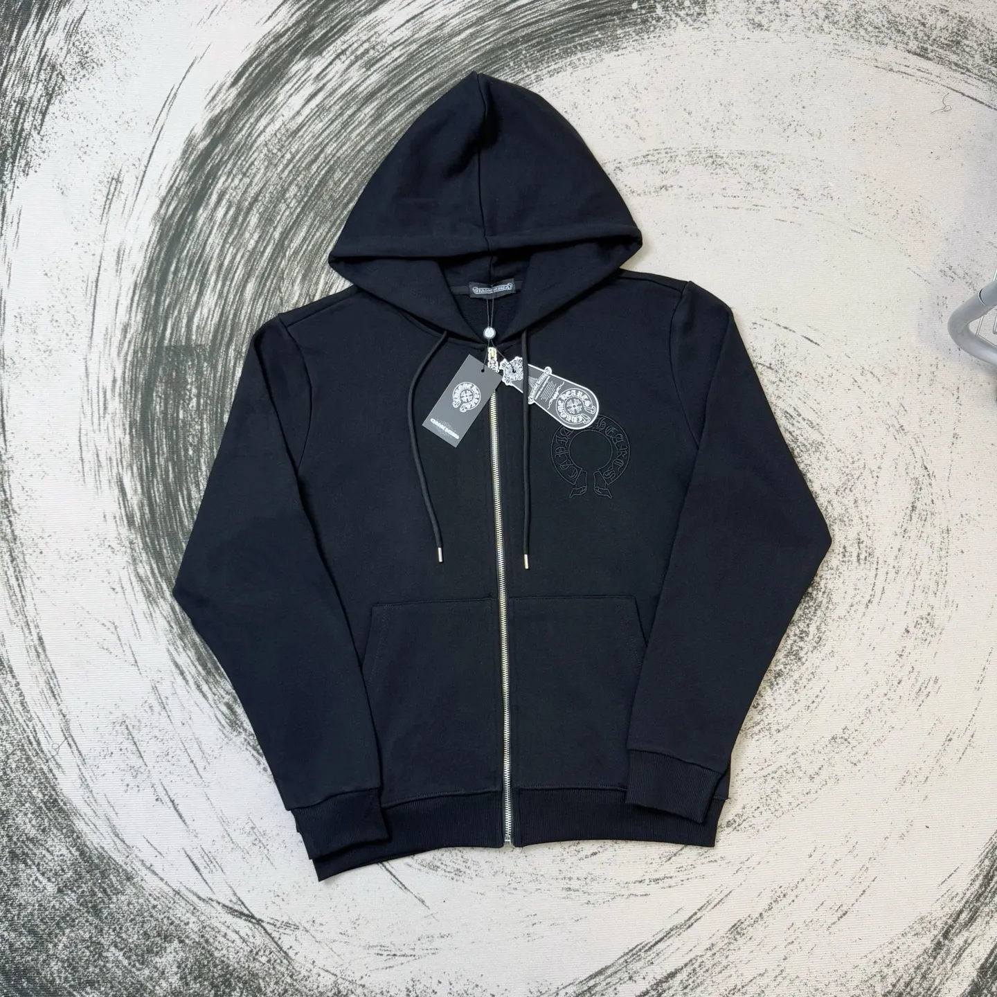 P310 Chrome Hearts Miami limited-edition horseshoe embroidered leather label hooded jacket, the same style at ChromeHearts counters. Made of 430g double-strand double yarn pure cotton terry fabric. The original custom hardware zippers are restored in place. The handle is very textured. Three-dimensional and atmospheric. Versatile and easy to wear in autumn. Simple and elegant. It adopts the os version. The upper body effect is great. Suitable for all body types. Soft and comfortable. CH Sanskrit embroidered letters on the front and large horseshoe Sanskrit leather label on the back. The small mark on the hem is the finishing touch. It is machine washable. It will not fade or deform. It has complete accessories. Original mold opening. Perfect restoration. ZP 2:1. Same style for men and women. Versatile and not picky. Size: s m l xl. Color: black